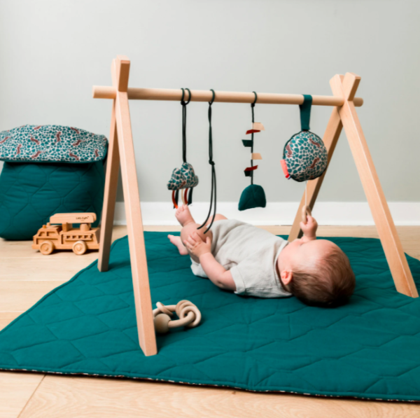 Bébé qui joue avec une arche Mellipou