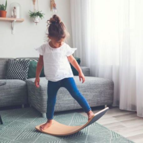 Enfant qui joue avec sa planche d'équilibre Wobbel