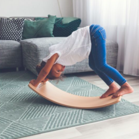 Enfant qui joue avec sa planche d'équilibre Wobbel