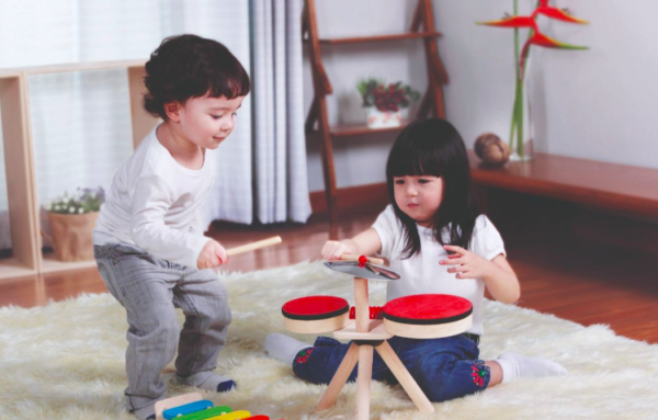 Batterie Plan Toys pour l'éveil musical des enfants