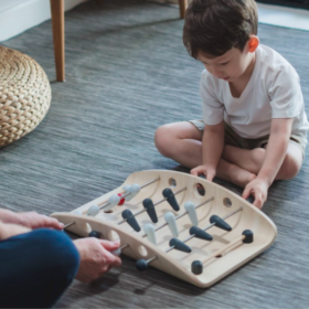 Enfant qui joue au babyfoot de plantoys