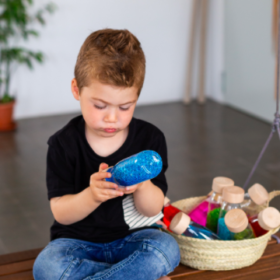 Bouteille sensorielle à paillettes Petit Boum à la location pour les bébés dès 3 mois