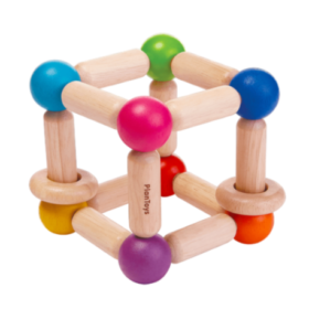 Hochet cube en bois plantoys