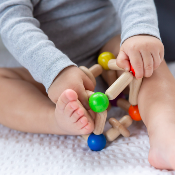 Hochet cube en bois plantoys