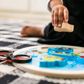 Puzzle en bois avec 7 pièces à encastrer sur le thème de la vie sous-marine