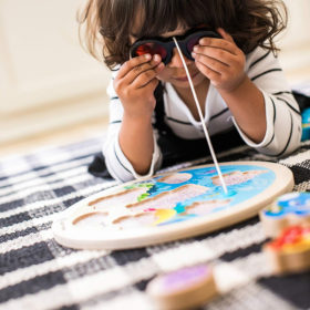 Puzzle en bois et lunettes d'espion