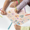 Ce set Super Teen Superpetit est effaçable, réutilisable, fun et facile à transporter. Pratique pour dessiner dans toutes les situations ! Inclus un feutre effaçable non toxique.