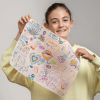 Ce set Super Teen Superpetit est effaçable, réutilisable, fun et facile à transporter. Pratique pour dessiner dans toutes les situations ! Inclus un feutre effaçable non toxique.