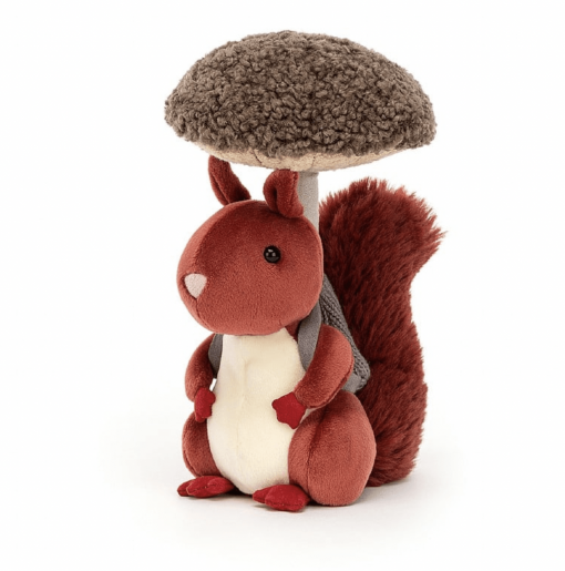 Ecureuil avec un champignon dans son sac. Cette peluche est de la marque Jellycat. Elle est de couleur rouge/bordeaux et mesure 20x4cm.