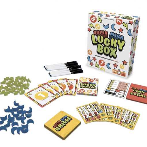 Vue d'ensemble du jeu de société Super Mega Lucky Box. C'est un jeu d'ambiance et de combinaison. On tire des cartes avec des numéros, dévoilez les chiffres un par un, et rayez les cases correspondantes sur vos cartes. De 1 à 6 joueurs. Dès 8 ans.