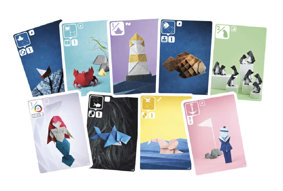 Vue d'ensemble du jeu de cartes Sea Salt & Paper. Ce jeu de société stratégique est très simple. Constituez votre main, posez des cartes pour leur effet et décidez si vous mettez fin à la manche... ou pas ! De 2 à 4 joueurs. Accessible dès 8 ans.
